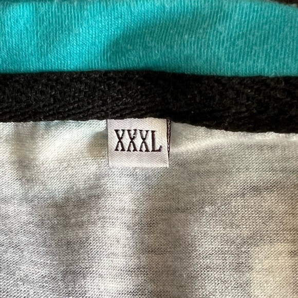 Plus Size Top 💙🖤 - Picture 7 of 8